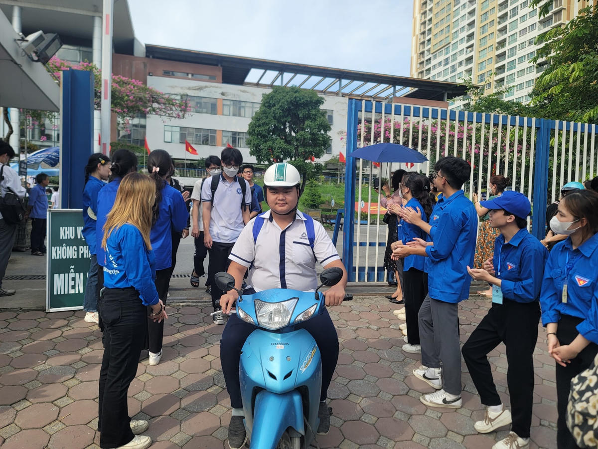 Một số ít thí sinh tự chủ động đi thi.