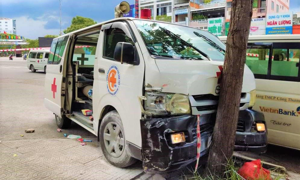 Hiện trường đã khống chế đối tượng tại trước cổng Bệnh viện đa khoa TP Cần Thơ.