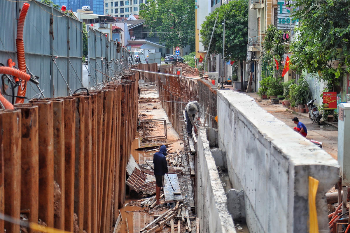 Đoạn từ khách sạn Thắng Lợi đến nút giao cầu Nhật Tân hiện vẫn có nhiều nhóm công nhân đang thi công các hạng mục thuộc dự án mở rộng đường đê Âu Cơ - Nghi Tàm.