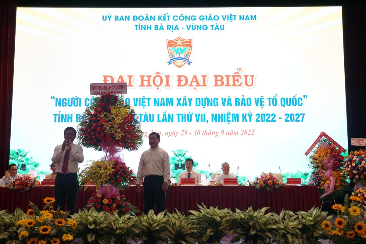 Chủ tịch Ủy ban MTTQVN tỉnh Bà Rịa-Vũng Tàu Bùi Chí Thành (bên trái) tặng hoa chúc mừng đại hội. Ảnh: Mạnh Thìn.