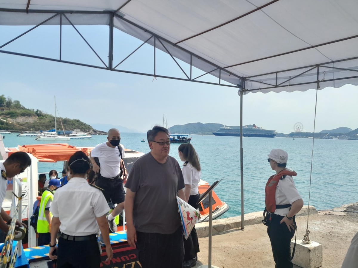 Du khách đi thăm quan các tua đảo ở Vịnh Nha Trang.