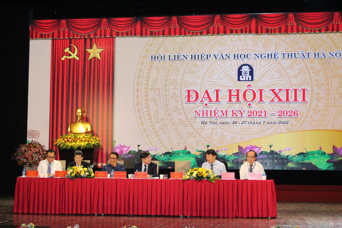 Đoàn Chủ tịch chủ trì Đại hội.