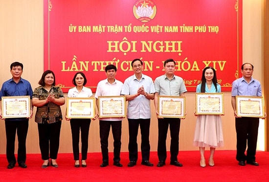 Chủ tịch Ủy ban MTTQ tỉnh Nguyễn Hải trao Bằng khen của Chủ tịch UBND tỉnh cho các đơn vị có thành tích xuất sắc trong công tác phòng, chống dịch Covid-19.