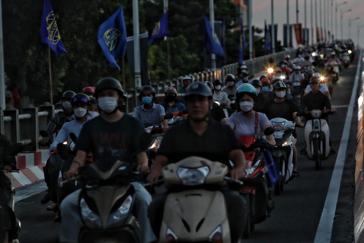 Sau khi thông xe, nhiều người dân tỏ ra phấn khởi khi không còn chịu cảnh ùn tắc.