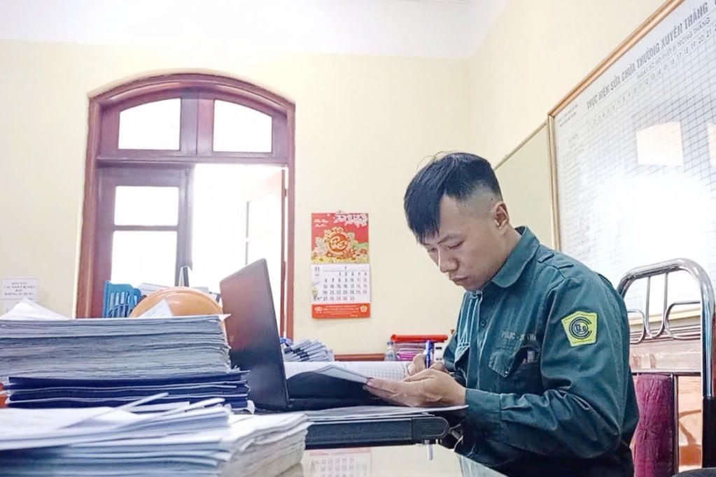 Anh Trần Anh Tuấn hoàn thành tốt nhiệm vụ tại Công ty trước khi lên đường nhập ngũ. Ảnh: Văn Đảm.