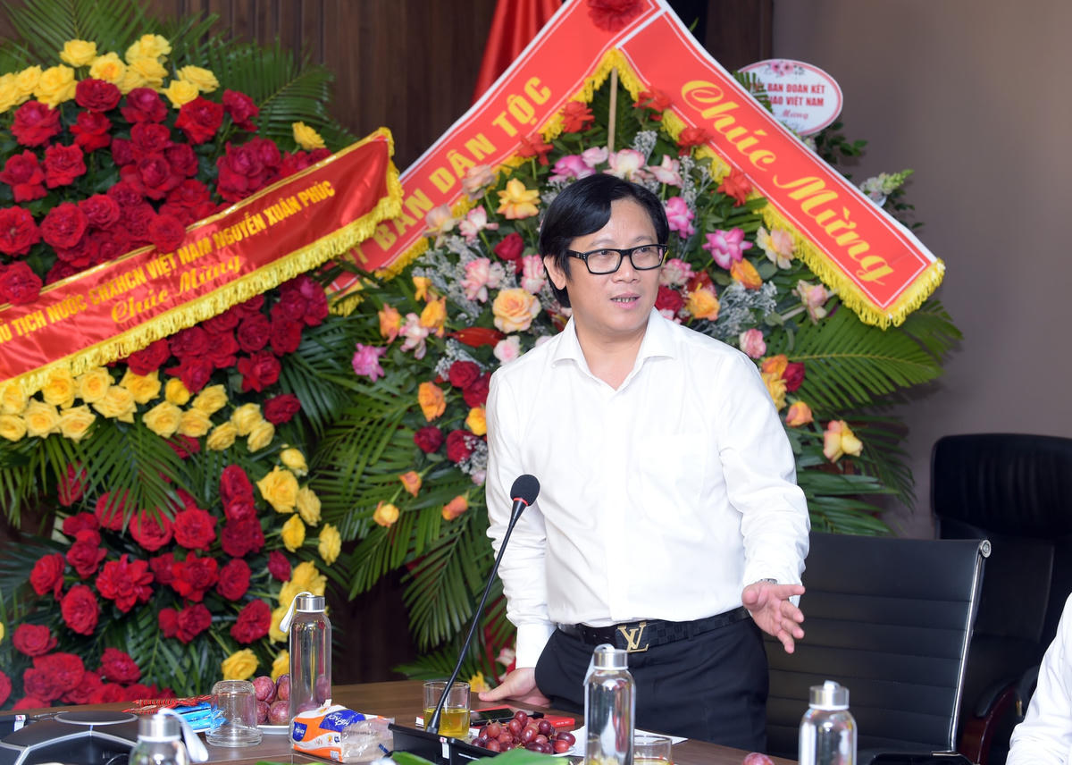 Nhà báo Lê Anh Đạt, Quyền Tổng Biên tập Báo Đại Đoàn Kết  giới thiệu về lịch sử Báo. Ảnh: X.T.  