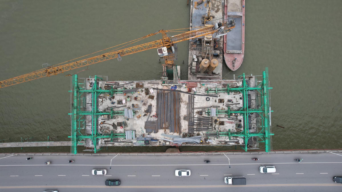 Công trình xây dựng cầu Vĩnh Tuy giai đoạn 2 được khởi công từ tháng 1/2021 với tổng mức đầu tư hơn 2.500 tỷ đồng dự kiến hoàn thành trong tháng 10/2023.