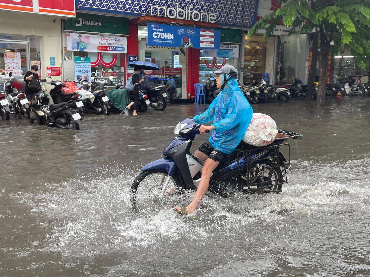 Các phương tiện tham gia giao thông trên các tuyến phố ngập sẽ bị ảnh hưởng, khó khăn khi di chuyển có thể gây tắc nghẽn cục bộ. Trong mưa dông có khả năng xảy ra lốc, sét và gió giật mạnh.