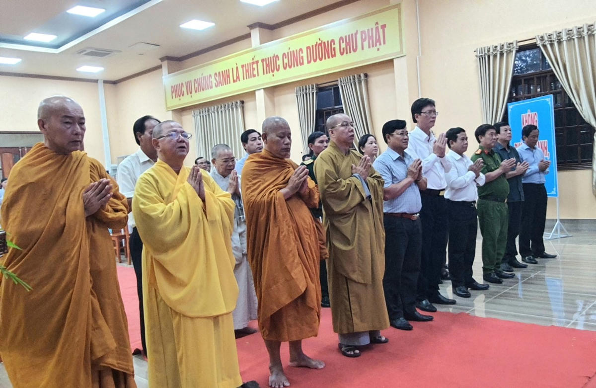 Lãnh đạo tỉnh Bạc Liêu và các đại biểu thực hiện nghi lễ cầu siêu tưởng niệm nạn nhân tử vong do TNGT năm 2022.