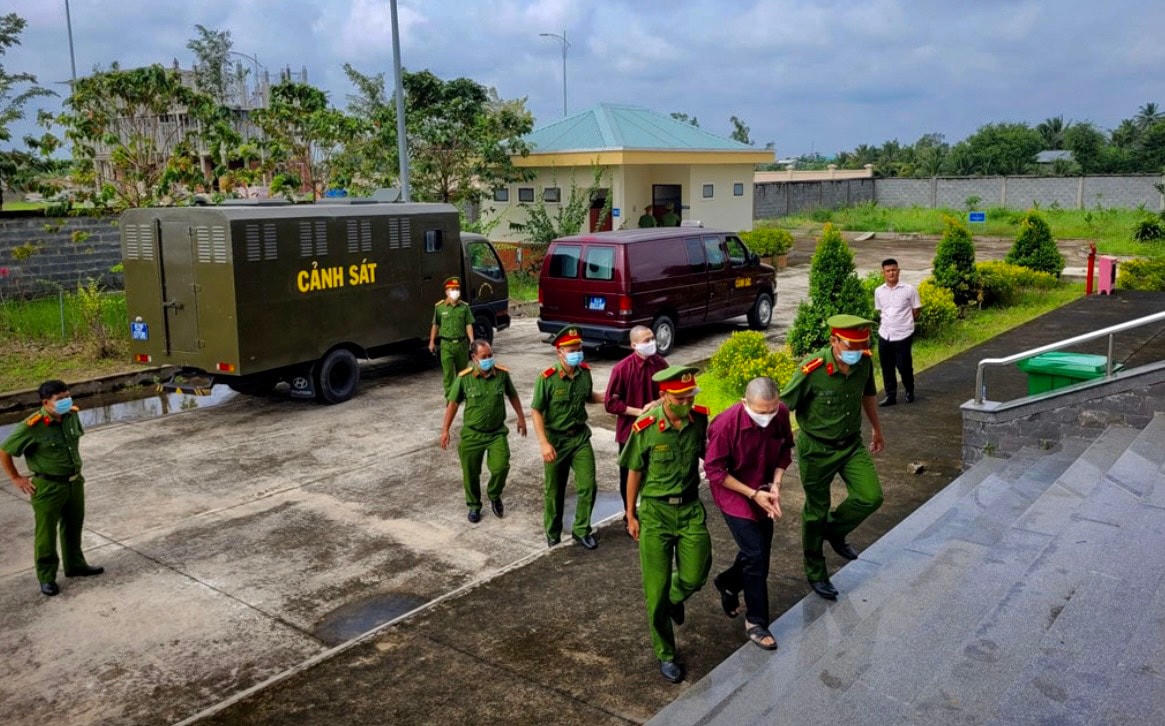 Các bị cáo được dẫn tới phiên tòa phúc thẩm. (Ảnh: L.Đ).