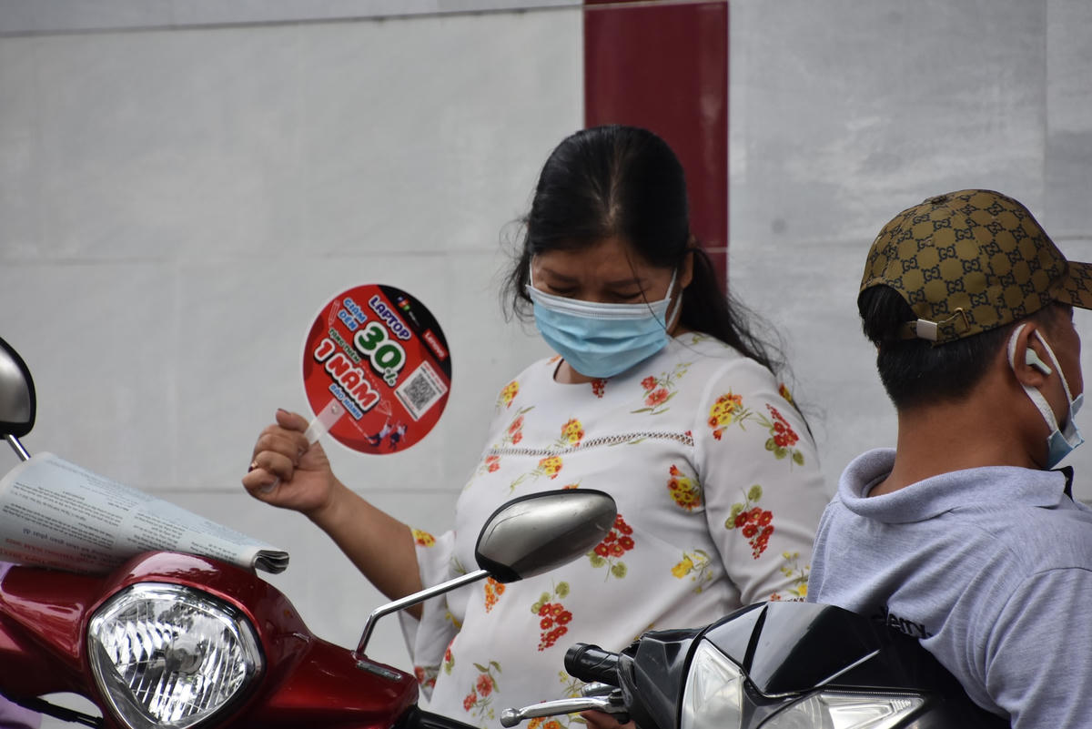 Phụ huynh TP HCM đứng ngồi không yên chờ con ra khỏi phòng thi