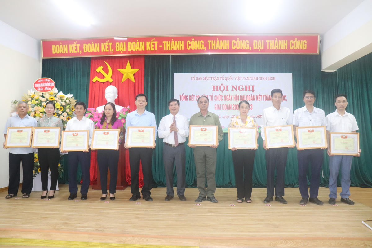 Ông Đỗ Việt Anh, Chủ tịch Ủy ban MTTQ tỉnh Ninh Bình tặng bằng khen cho các cá nhân, tập thể có thành tích xuất sắc trong 20 năm chỉ đạo, tổ chức Ngày hội Đại đoàn kết toàn dân tộc.  