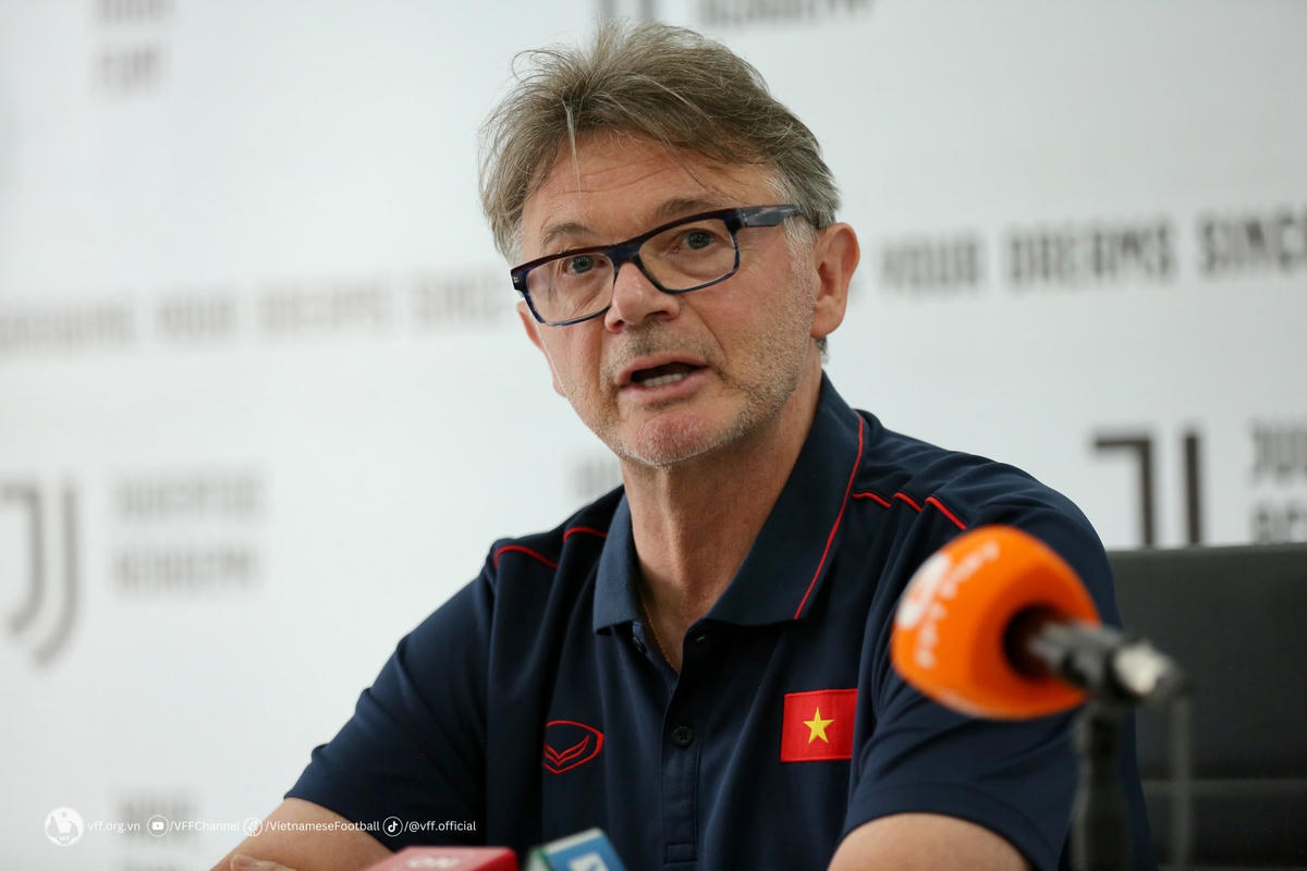 HLV Philippe Troussier trả lời phỏng vấn báo chí trước buổi tập chiều 17/4 của U22 Việt Nam. Ảnh: Tuấn Hữu.  