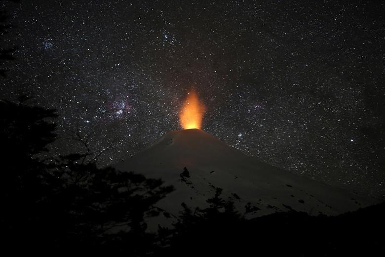 Núi lửa Villarrica được nhìn thấy vào ban đêm từ khu vực Villarrica, Chile.