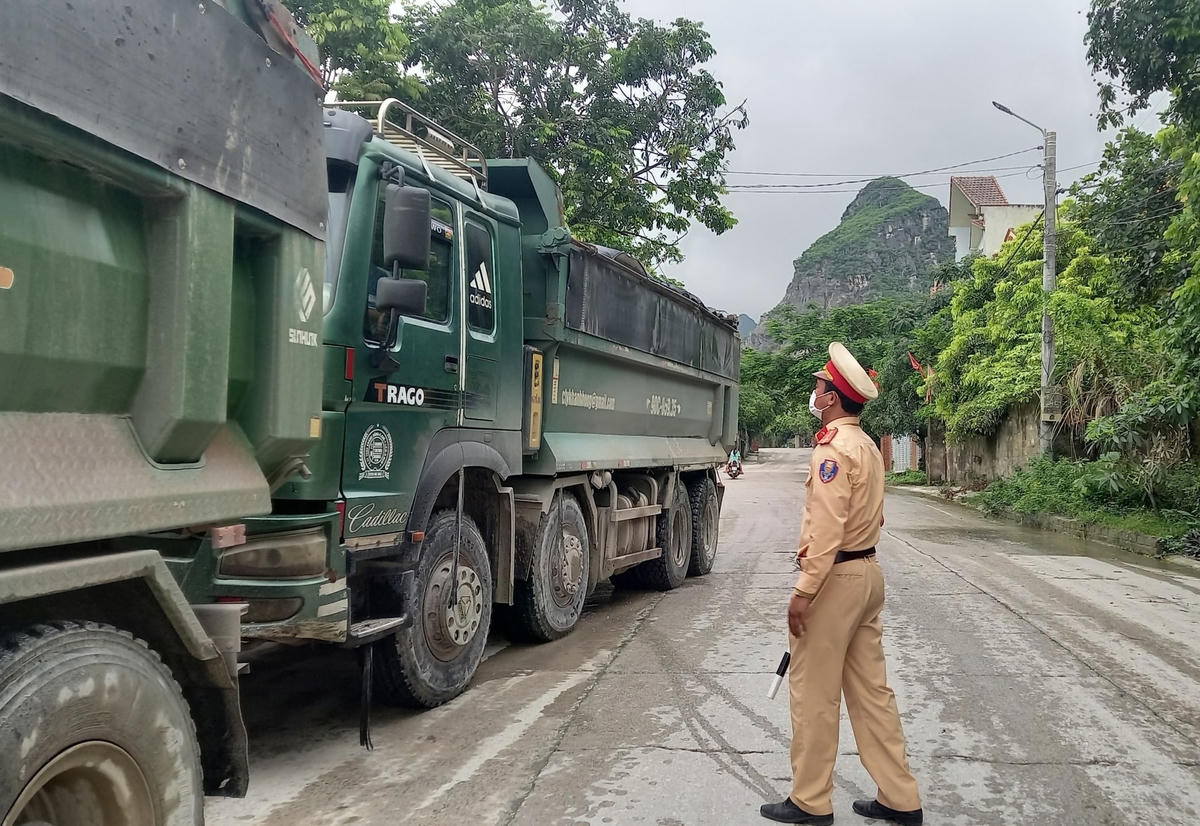Kim Bảng (Hà Nam): Xử phạt nhiều xe tải chở đá rơi vãi, gây ô nhiễm môi trường