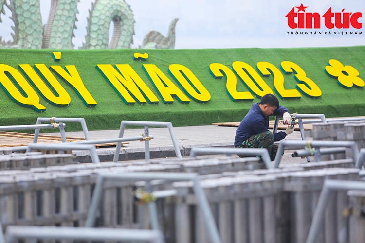 Tại địa điểm bắn pháo hoa khu vực quận Tây Hồ được dựng lên tại vườn hoa Lạc Long Quân.