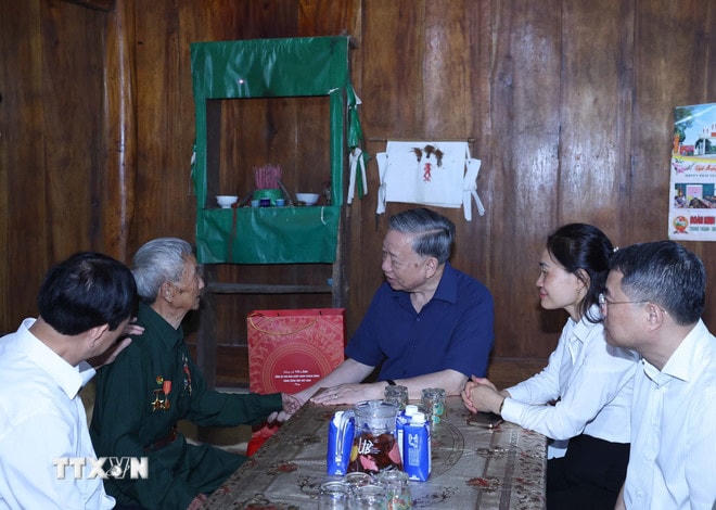 Tổng Bí thư Tô Lâm thăm gia đình Chiến sỹ Điện Biên Vàng A Chảo (sinh năm 1929, thường trú bản Nậm Chim 1, xã Si Pa Phìn). (Ảnh: Thống Nhất/TTXVN) ttxvn-tong-bi-thu-to-lam-tham-gia-dinh-chien-si-dien-bien-vang-a-chao-8173571.jpg