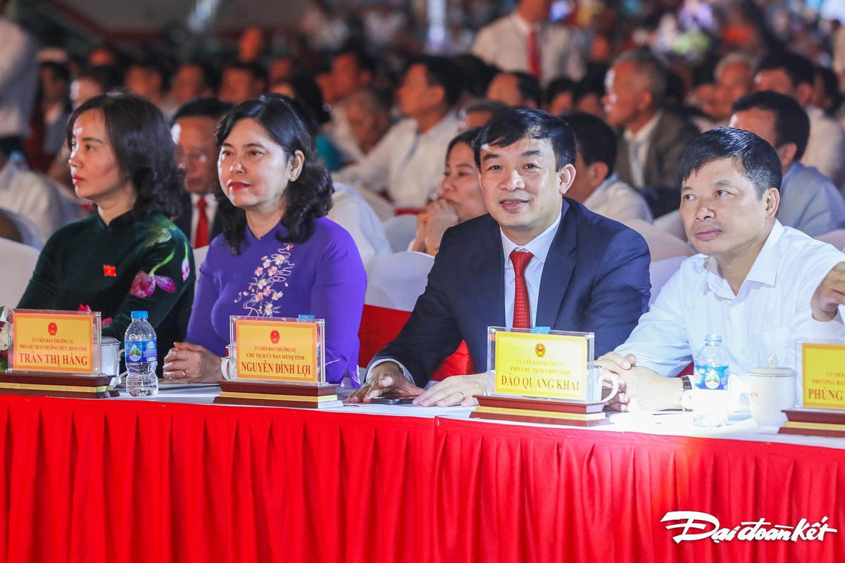 Các đại biểu cùng đông đảo nhân dân tới dự buổi lễ. Ảnh: Quang Vinh.