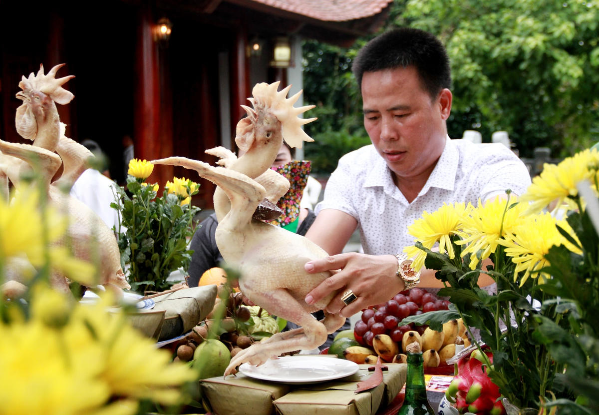 Độc đáo gà cúng được tạo thế 'bay, quỳ' trong Rằm tháng Bảy ở Hà Tĩnh
