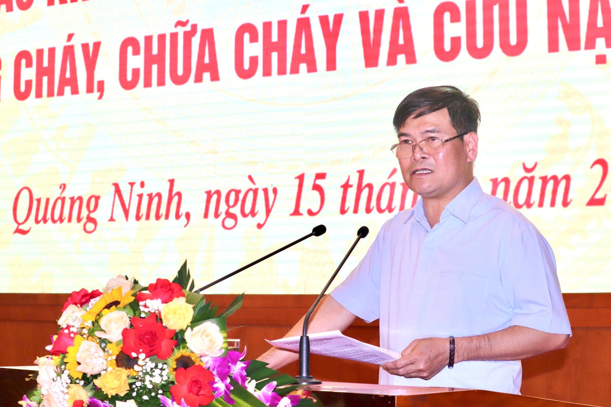 Ông Bùi Văn Khắng, Phó Chủ tịch UBND tỉnh, Trưởng Ban Chỉ đạo công tác PCCC&CNCH tỉnh Quảng Ninh phát biểu tại Hội nghị.