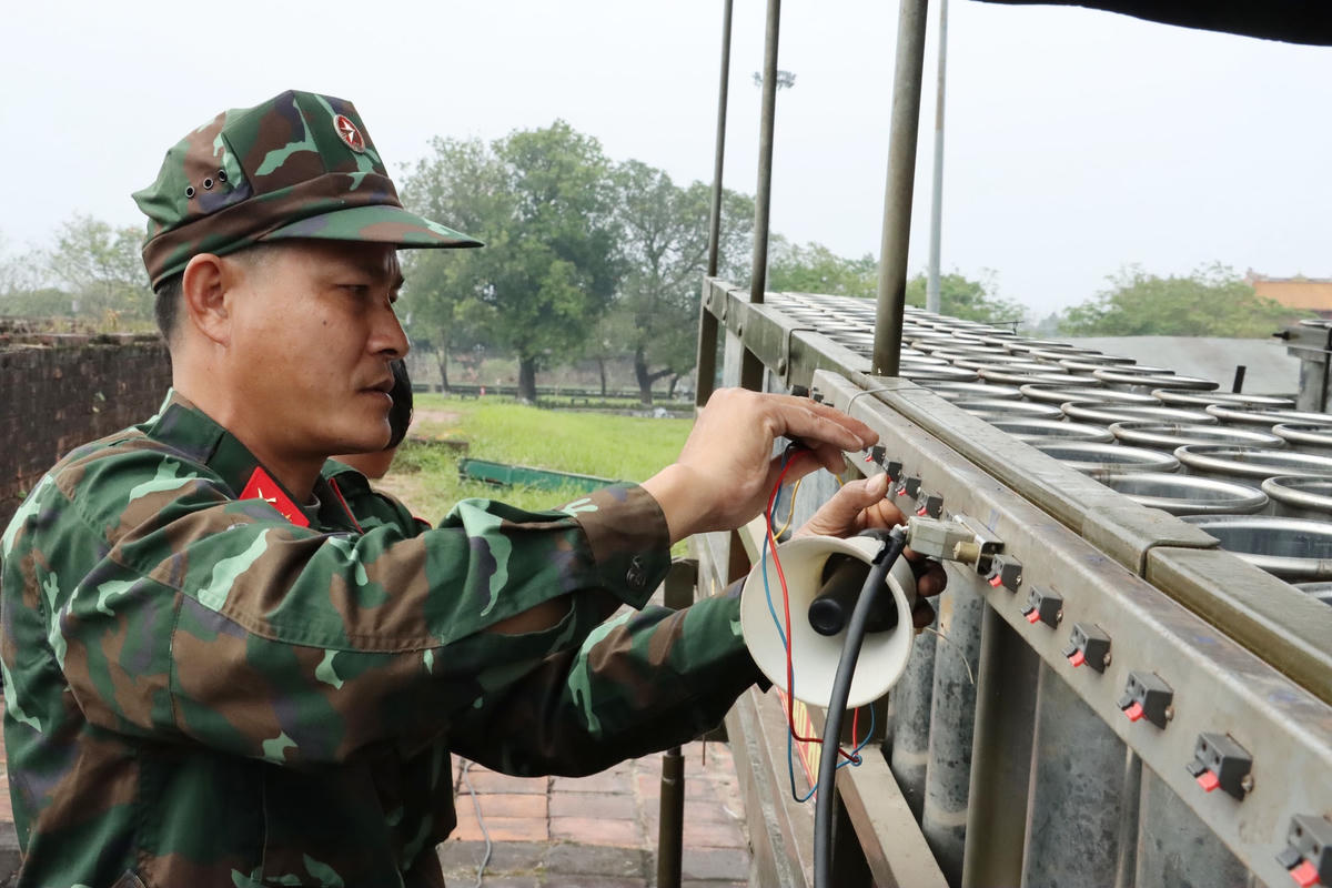 Kiểm tra thanh cực điện.