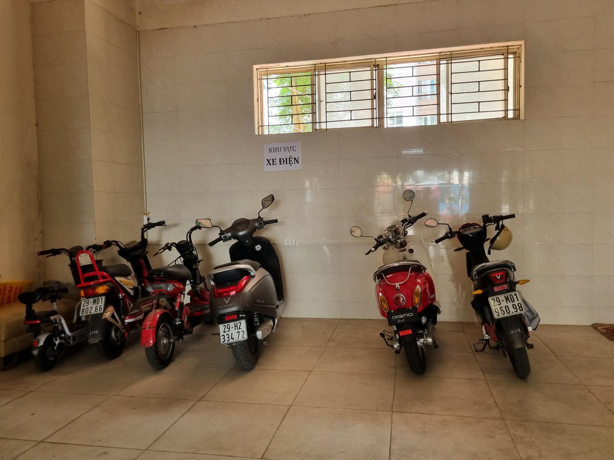 Chung cư CT4CX2- Bắc Linh Đàm bố trí khu vực xe điện gần cửa ra vào. Ảnh: Minh Quang.  