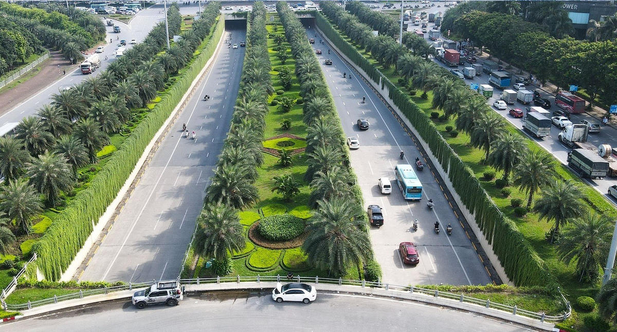Cây xanh được trồng xen kẽ, tầng lớp bao phủ lấy nhau tạo nên một màu xanh bắt mắt tại khu vực hầm chui Trần Duy Hưng - Đại lộ Thăng Long, Hà Nội.  