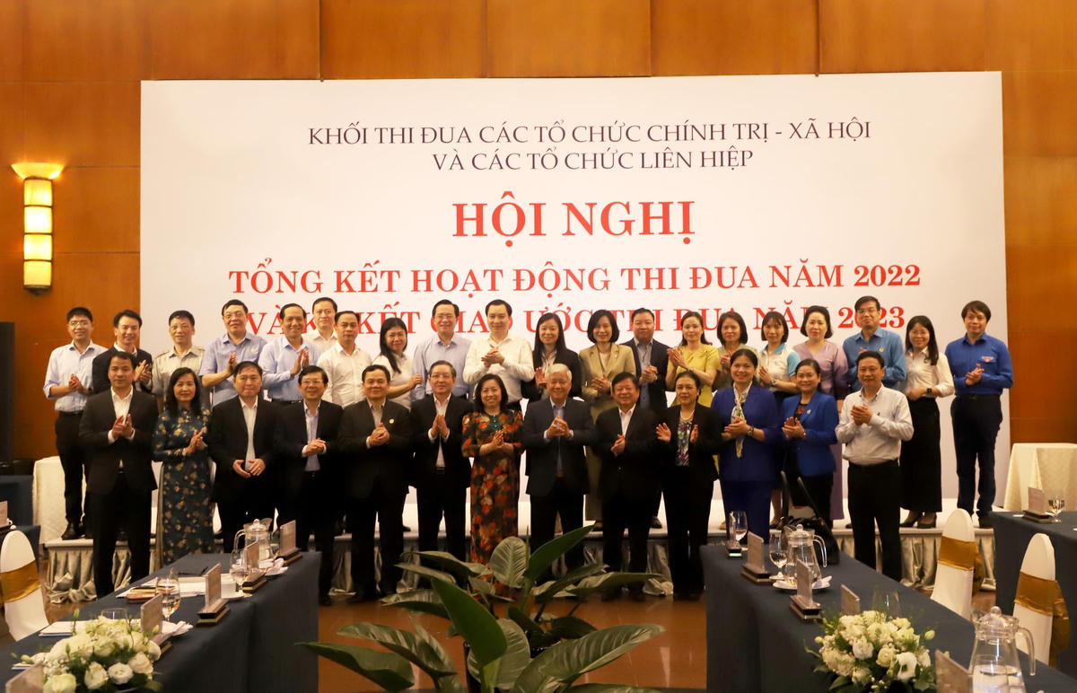  Đại biểu tham dự chụp ảnh lưu niệm tại Hội nghị.