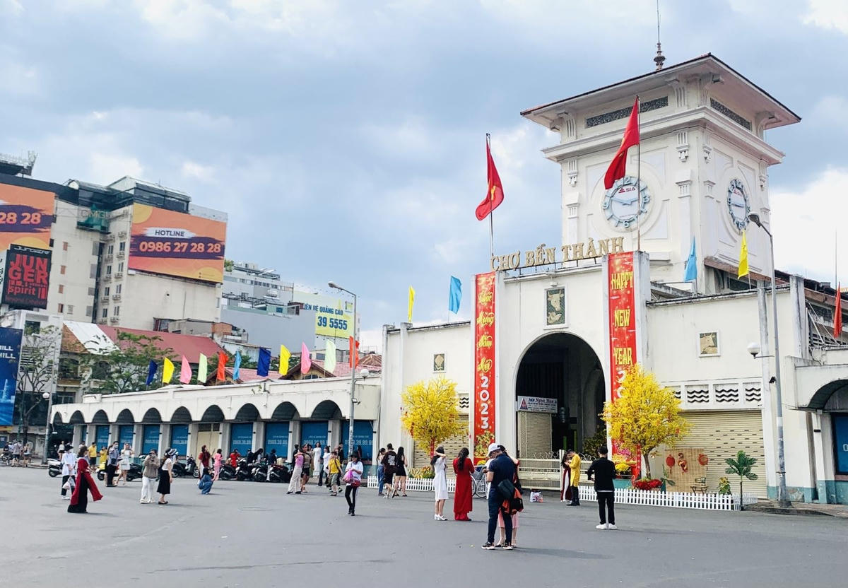 Khu vực trước cổng chính chợ Bến Thành có nhiều người đến chụp ảnh trong sáng ngày đầu năm mới.