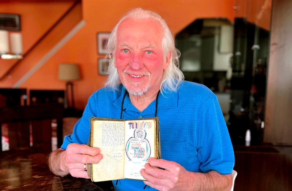 Cựu binh Peter Mathews lưu giữ Cuốn nhật ký của chiến sĩ Cao Xuân Tuất hơn nửa thế kỷ ở nước Mỹ. Ảnh: Đặng Huyền.