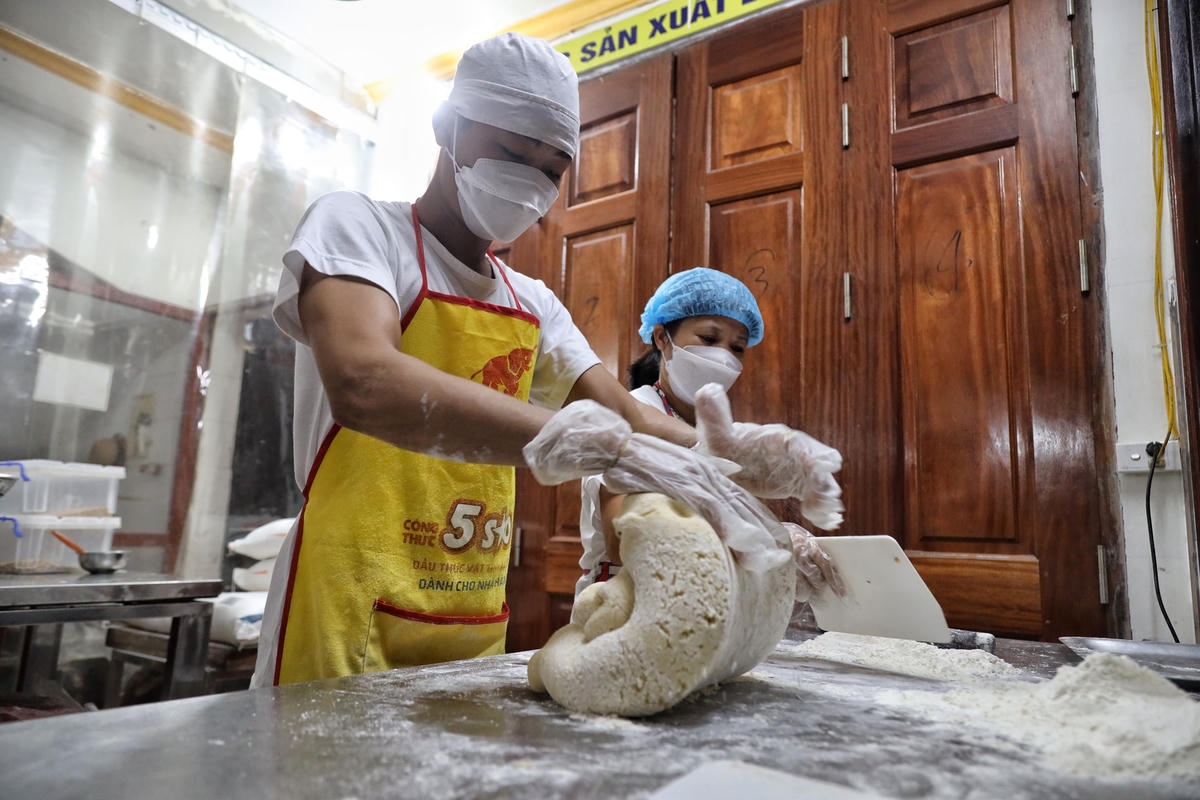Nhắc đến làng nghề bánh Trung thu truyền thống ở Hà Nội, chắc hẳn cái tên Xuân Đỉnh sẽ hiển hiện trong suy nghĩ của nhiều người. Bởi đây là một trong những cái nôi của nghề làm bánh Trung thu của Thủ đô.