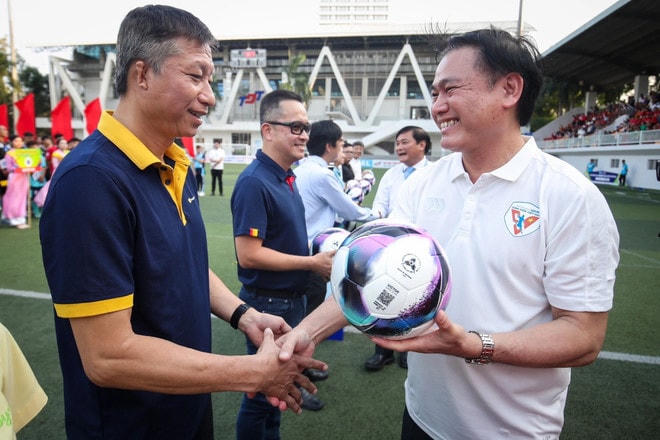 Phó Chủ tịch Trần Anh Tú (phải) là một trong những lãnh đạo góp công lớn vào sự thành công của Bóng đá Việt Nam. (Ảnh: VFF) 481256810-963843465949567-1907163355953305946-n.jpg