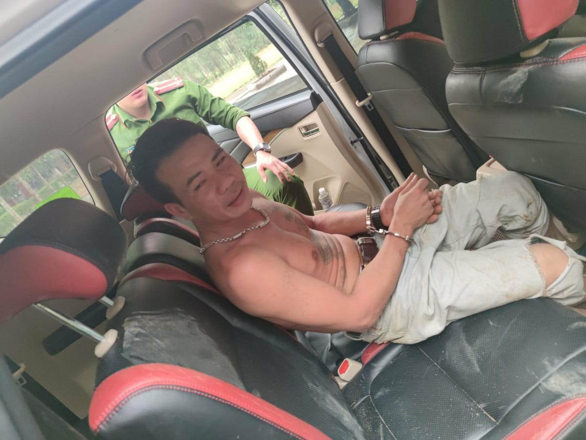 Trước thái độ chống đối của Lâm, Công an buộc phải khống chế, đưa Lâm về trụ sở.