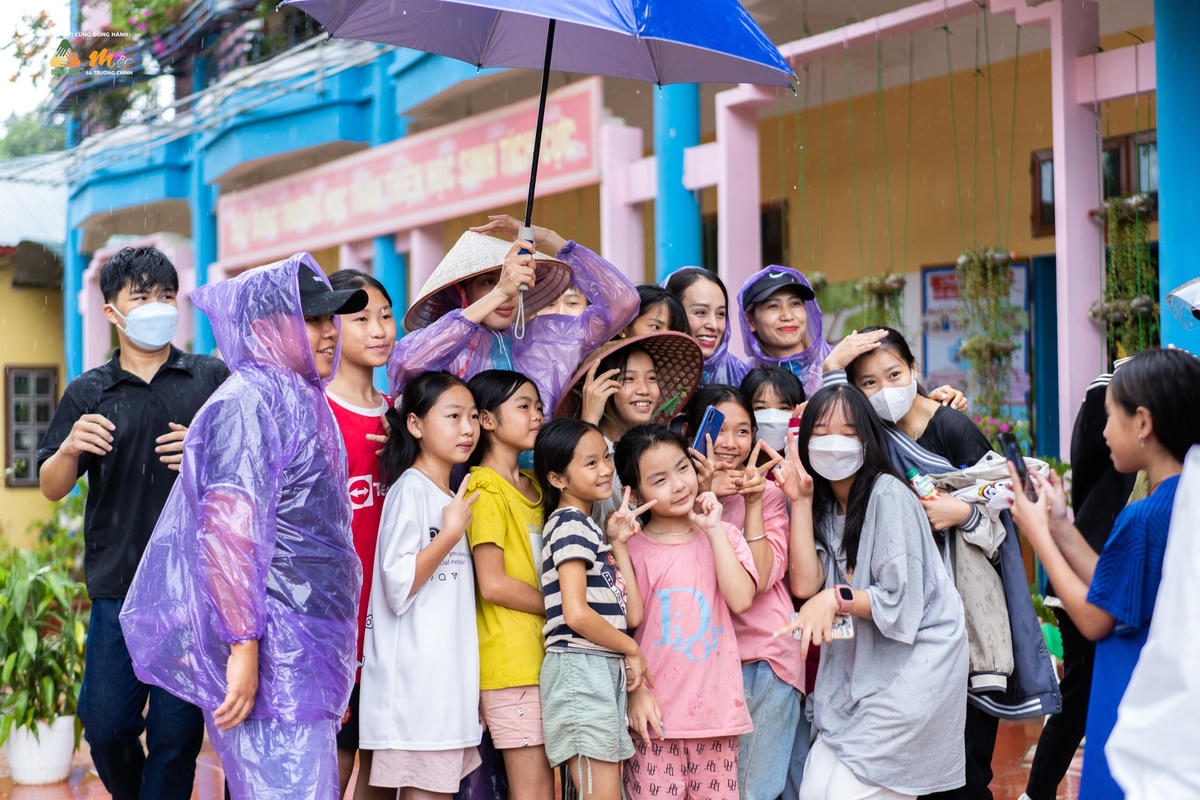 Thùy Tiên không ngại khó khăn cùng ekip mặc áo mưa lội bùn lên núi làm từ thiện. 