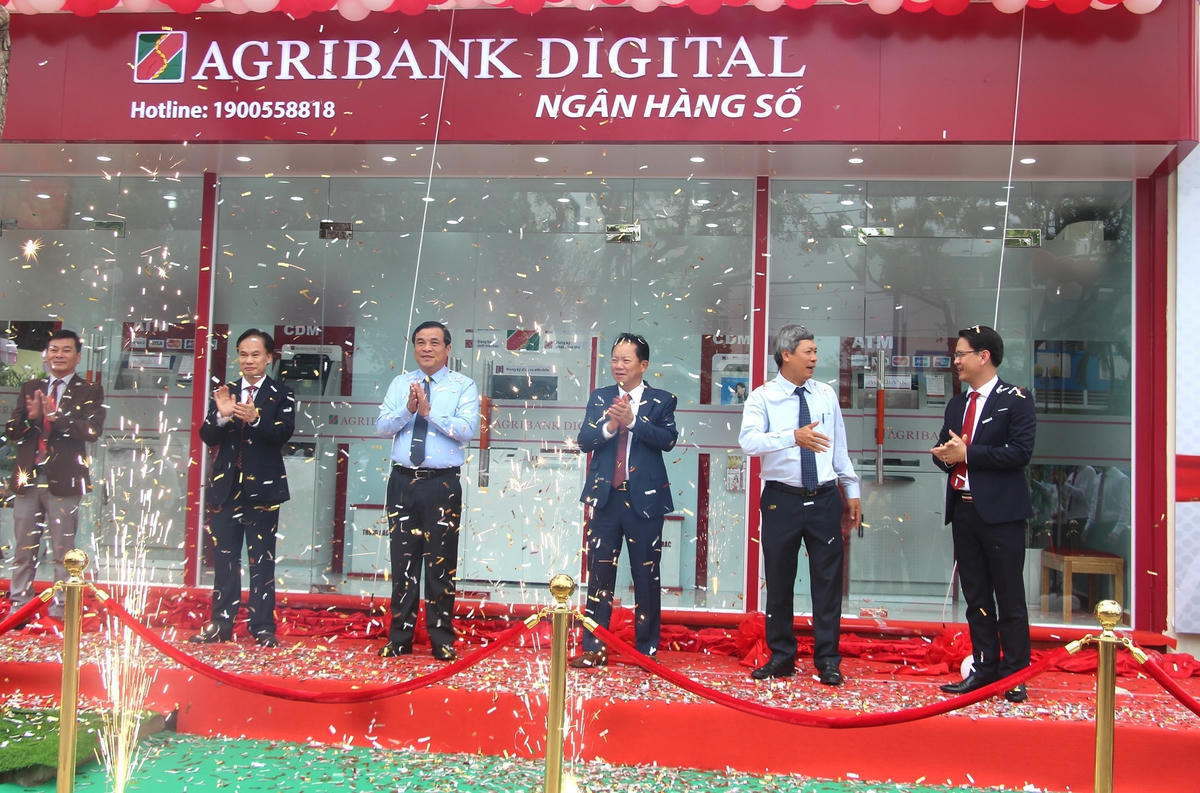 Các lãnh đạo cắt băng khai trương Agribank Digital.