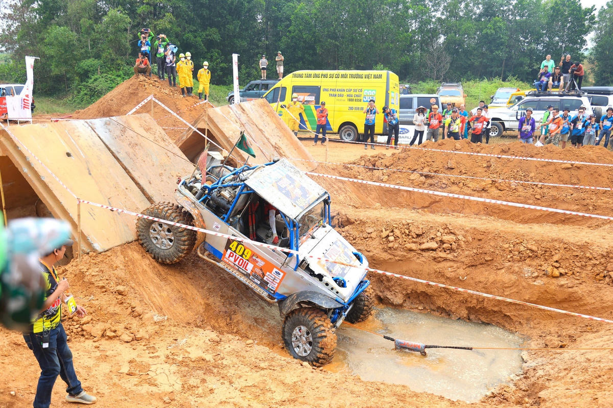 Các tay đua phải vượt qua hàng loạt thử thách ở địa hình khác nhau.