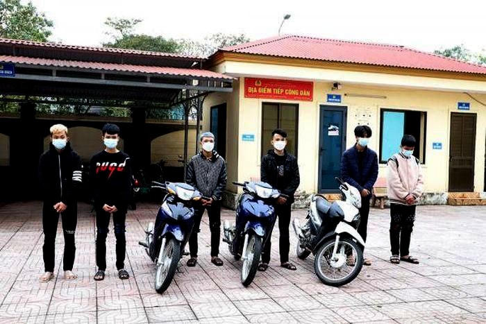 Nhóm thanh niên bị cơ quan công an triệu tập lên làm việc.