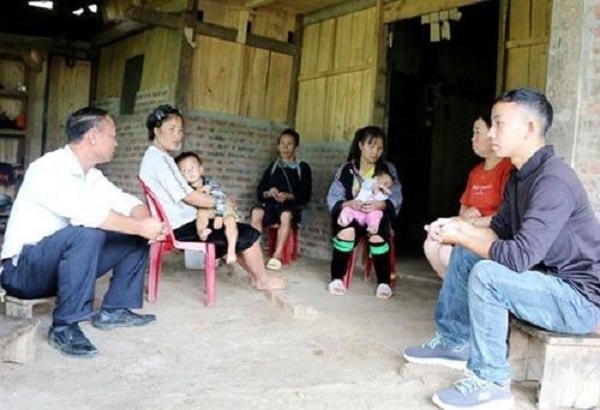 Cán bộ Hội Phụ nữ và MTTQ xã Hầu Thào (thị xã Sa Pa, Lào Cai) vận động các gia đình không tổ chức cưới cho con khi chưa đủ tuổi kết hôn.