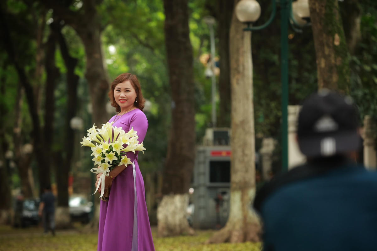 Đến đây, người dân, du khách không chỉ được ngắm con đường lá vàng mà còn được chiêm ngưỡng những công trình lịch sử như Bắc Môn, các biệt thự Pháp cổ...