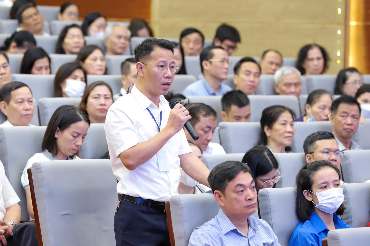Chủ tịch Quốc hội Vương Đình Huệ tiếp xúc cử tri tại TP Hải Phòng