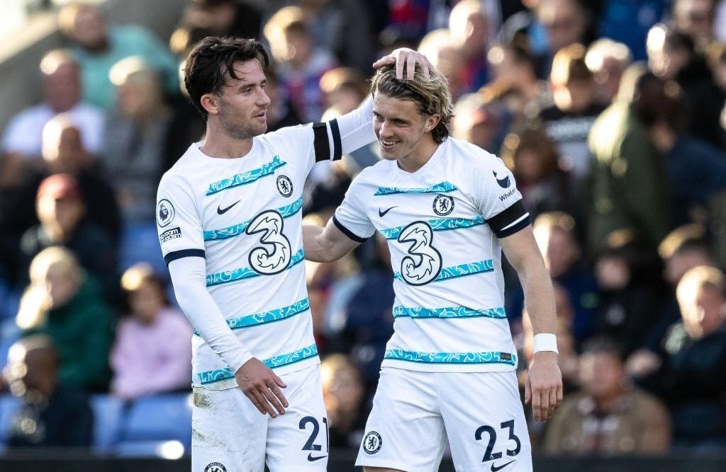 Tuyệt phẩm của Gallagher (phải) đã giúp Chelsea giành trọn ba điểm.