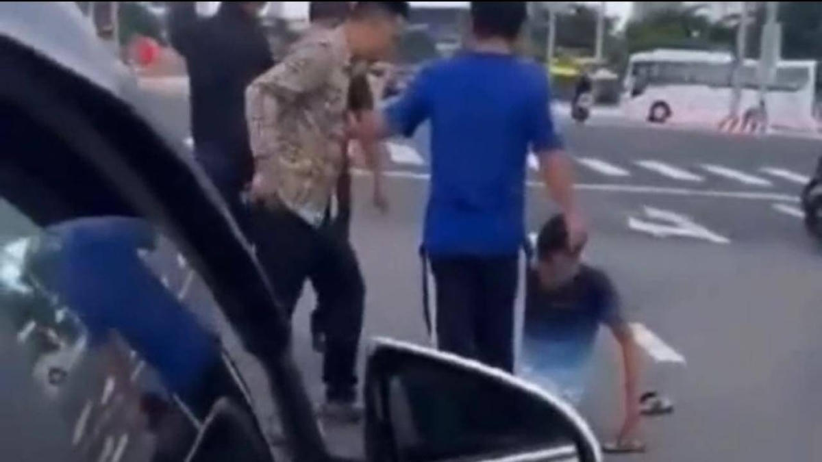 Nhóm côn đồ giẫm, đạp dã man lên mặt và người lái xe ô tô Grab tại ngã tư Ngô Quyền - Phạm Văn Đồng.