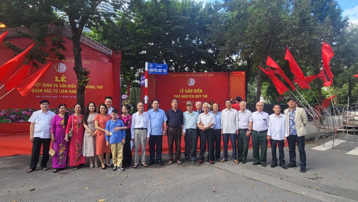 Đại diện lãnh đạo và dòng họ cụ Nguyễn Duy Thì chụp ảnh lưu niệm.