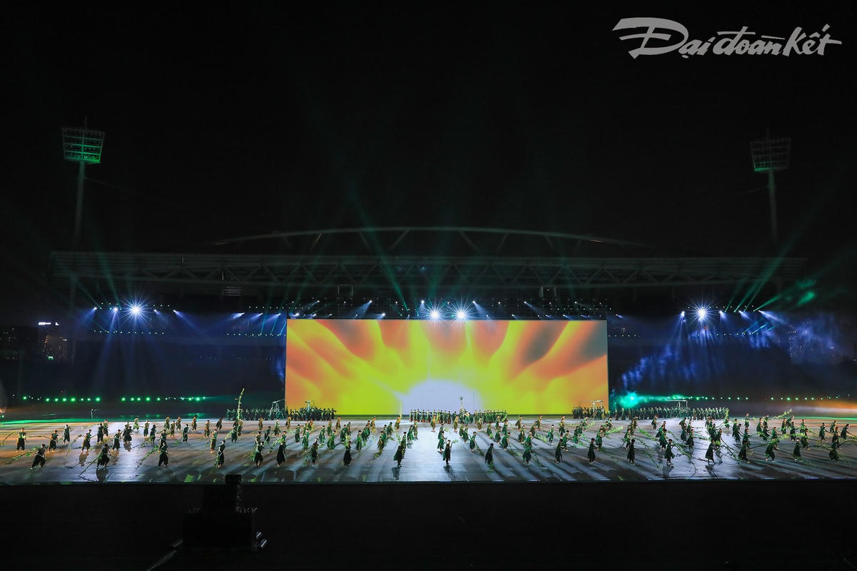 Lễ khai mạc SEA Games 31 kết hợp đan xen giữa phần lễ và phần hội, sau nghi lễ thượng cờ là màn biểu diễn nghệ thuật, lễ diễu hành đoàn thể thao các nước, thượng cờ SEA Games và Olympic, rước đuốc...