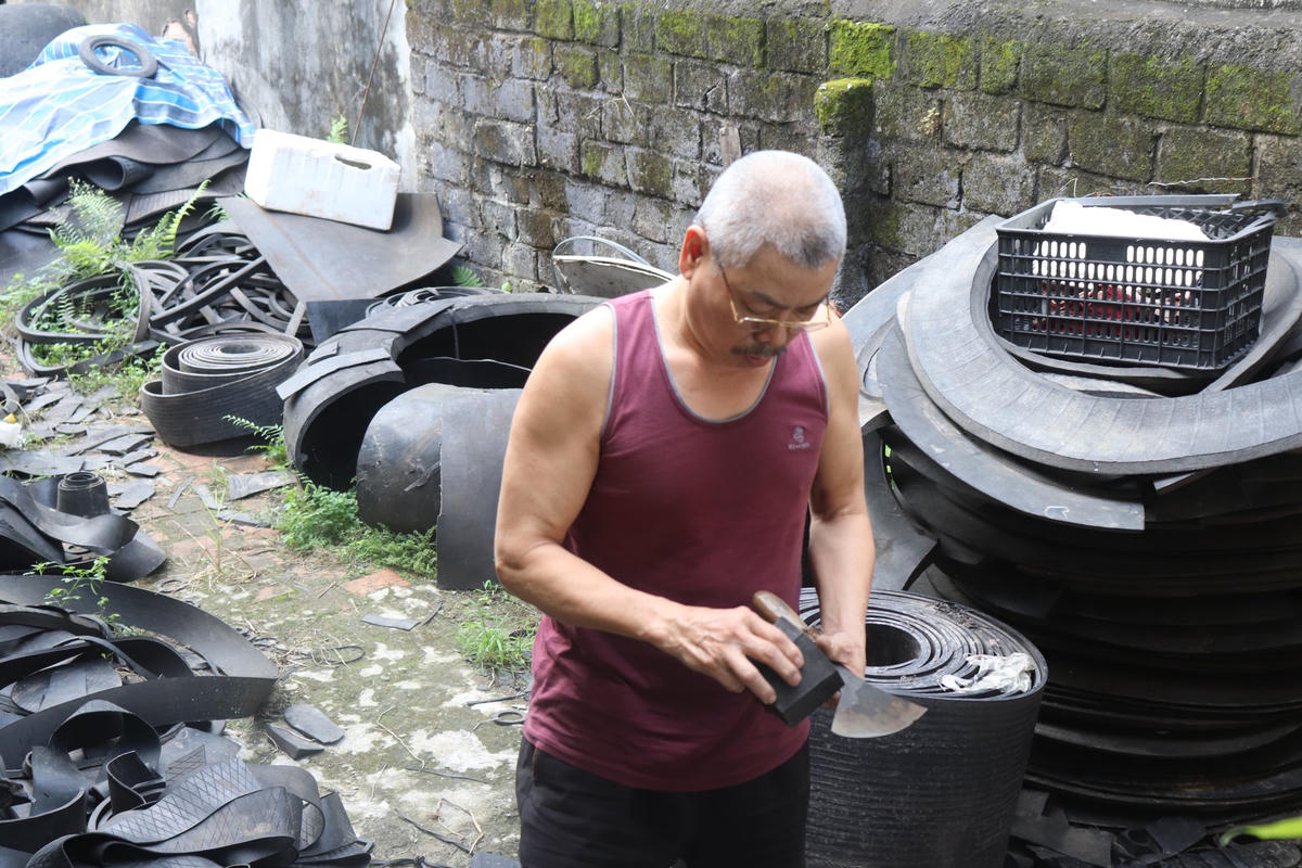 Những cuộn lốp dày mỏng khác nhau cùng chiếc máy cắt đã hoen gỉ được ông xếp gọn ở góc nhà, một số vật dụng như dao, đục, đá mài lại được xếp ngăn nắp trong chiếc thùng gỗ nhỏ.