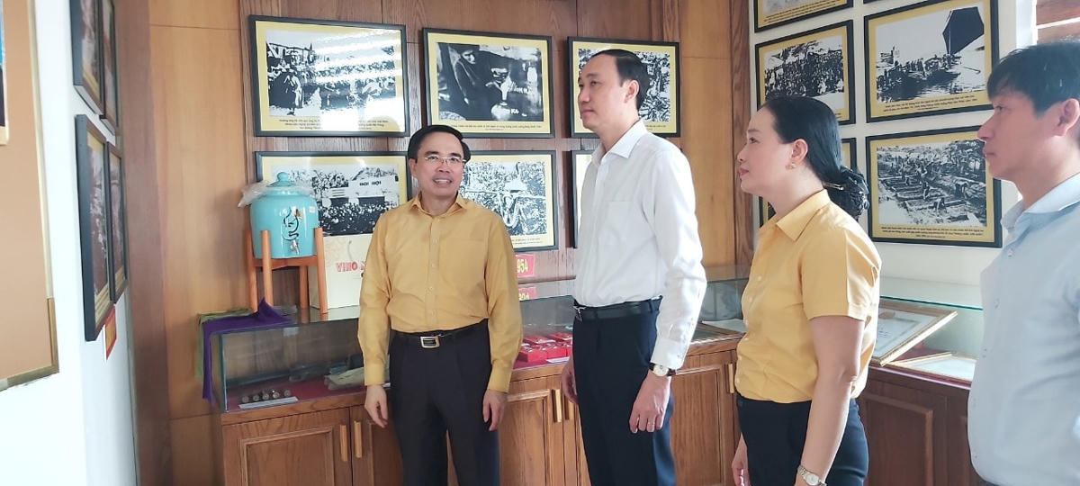 và tham quan các tài liệu, kỷ yếu, hình ảnh những hoạt động của cán bộ, lãnh đạo MTTQ tỉnh Nghệ An qua các thời kỳ.