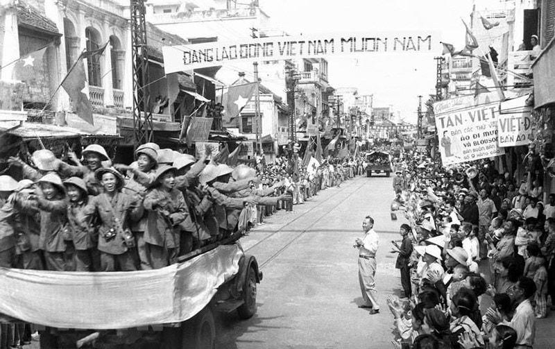 Đoàn xe chở các chiến sỹ Đại đoàn 308 tiến qua phố Hàng Đào, sáng 10/10/1954 trong niềm hân hoan chào đón của hàng vạn người dân. (Ảnh: Tư liệu TTXVN).