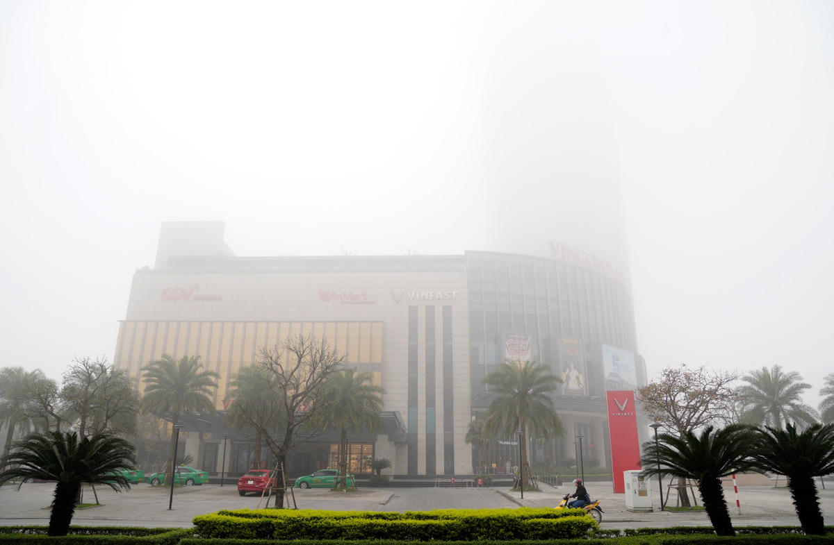 Tòa nhà cao nhất của thành phố Hà Tĩnh cũng bị sương mù "nuốt chửng".