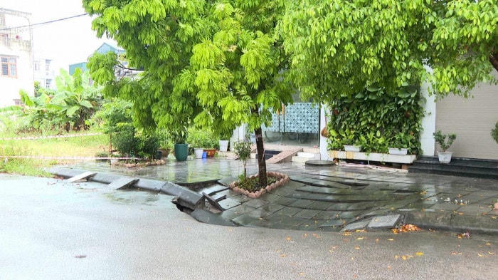 Một đoạn vỉa hè bị kéo lún sâu xuống lòng đất.