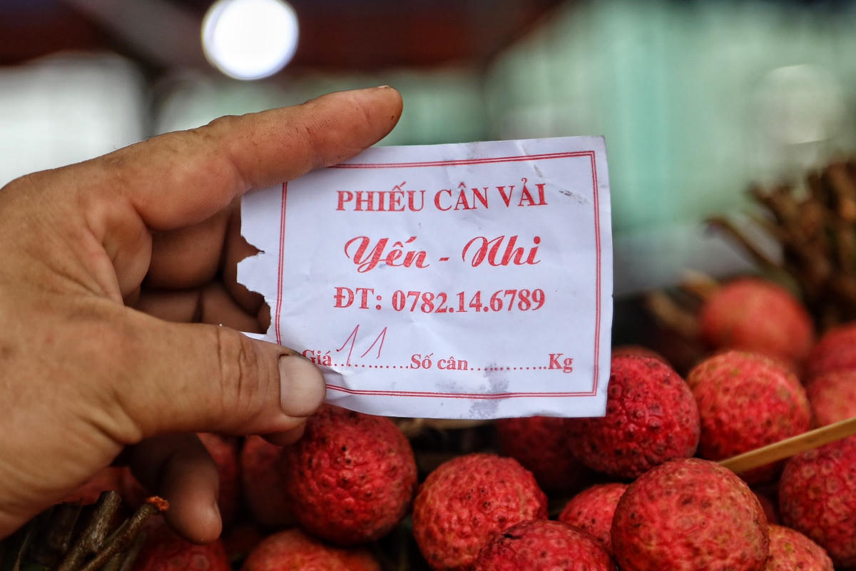 Phiếu cân được phát sau khi thương lái và người dân thỏa thuận xong về giá.  